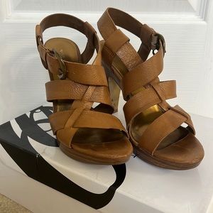 Neutral platform sandal